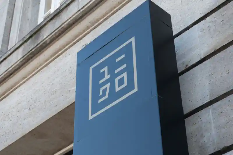 Vienkārša logo druka uz izkārtnes