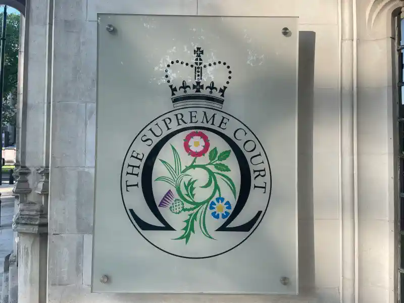 Logo druka uz puscaurspīdīgas stikla plāksnes