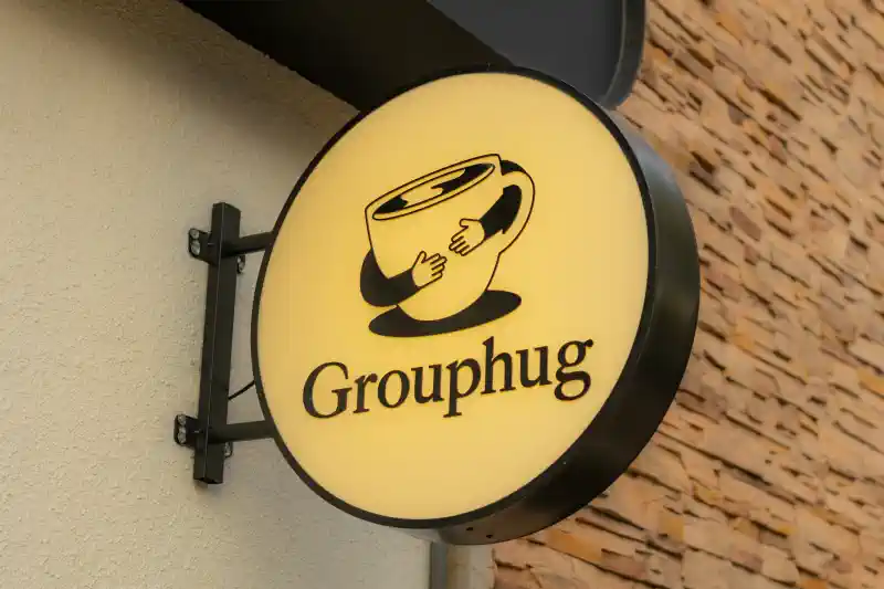 Logo druka uz apaļas, izgaismotas izkārtnes