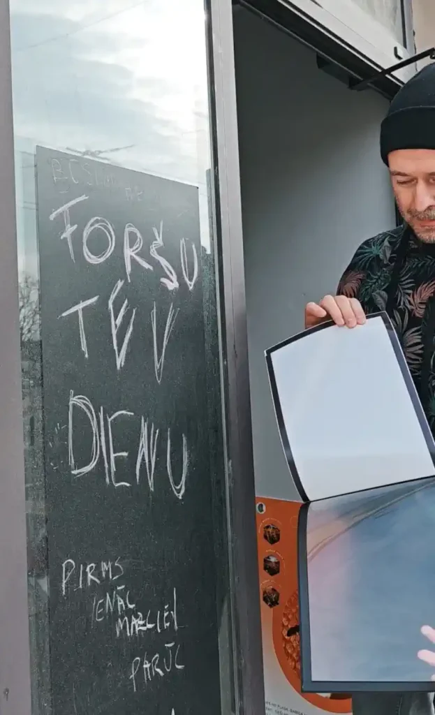 Pasļīmējošs, magnētisks inforāmis atvērtā veidā