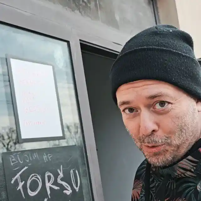 Pasļīmējošs, magnētisks inforāmis