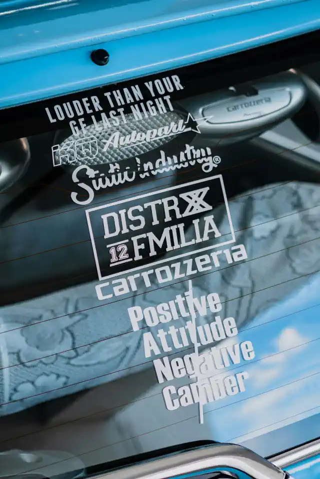 Uzlīme ar tekstu uz aizmugurējā automašīnas stikla