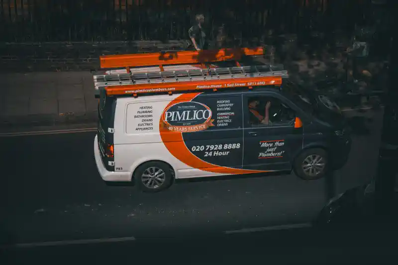 Drukāt uzlīmes uz mikroautobusa