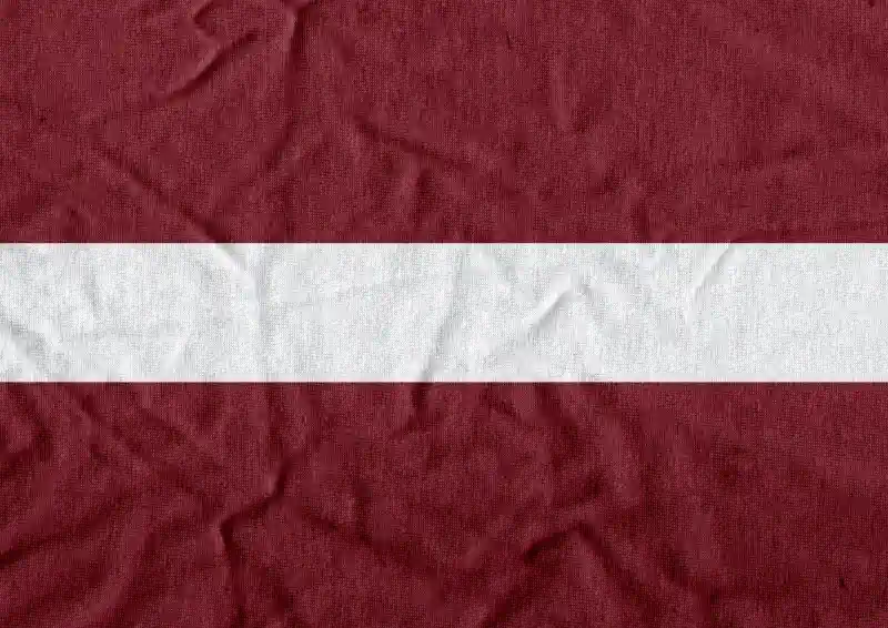 Uzlīmes Latvijas karogs - ar auduma faktūru un krokām