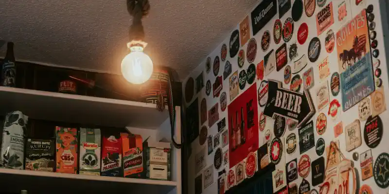 Uzlīmes tapetēm pa visu sienu