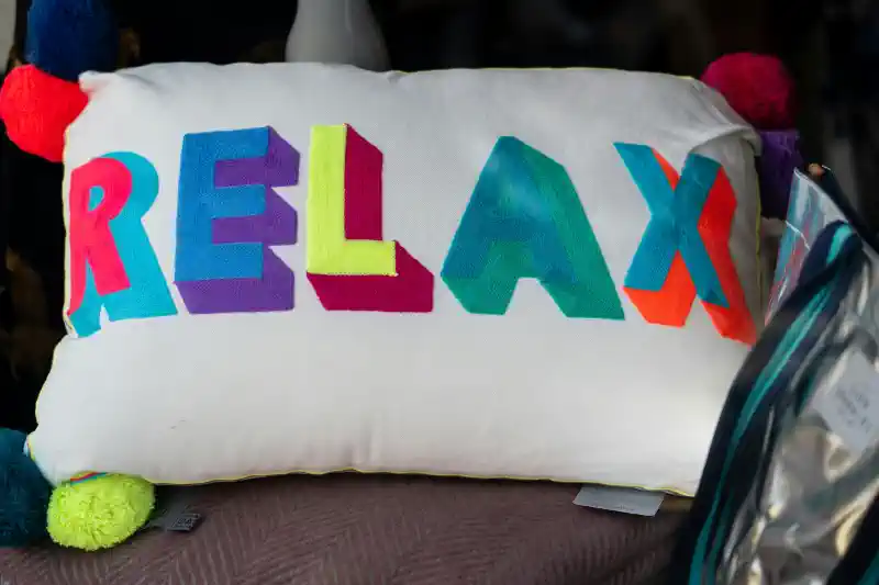 Spilvenu apdruka - relax 3D burtiem atšķirīgās krāsās