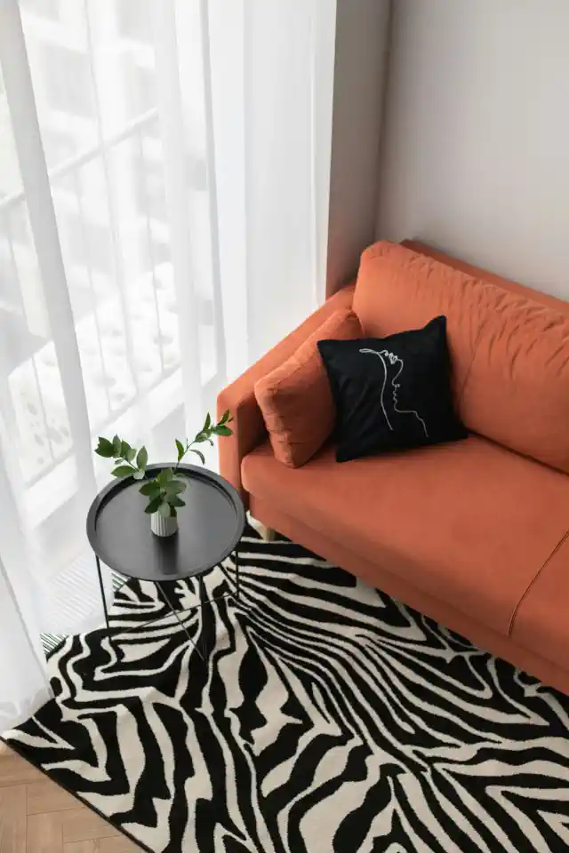 Spilvenu apdruka - melns ar abstraktu, minimālistisku zīmējumu