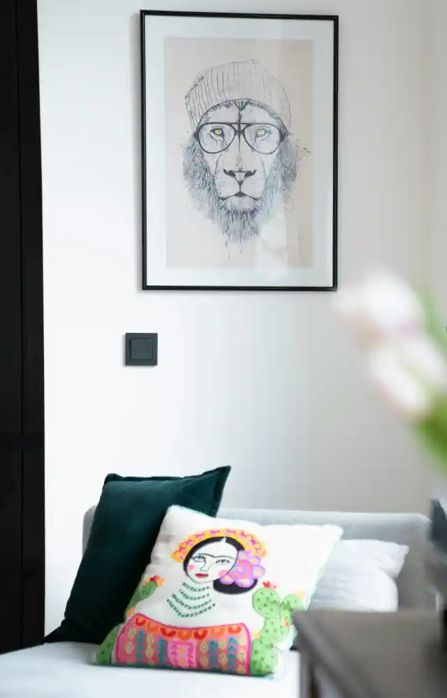 Spilvenu apdruka - zīmētas sievietes attēls